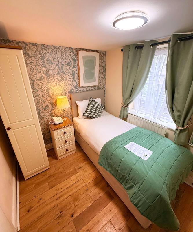 Compact Single Room image 1