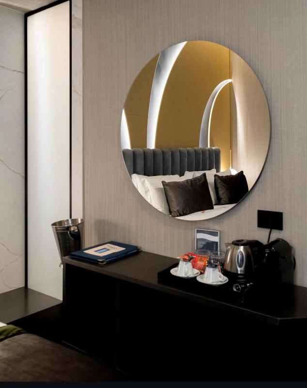 Superior Double Room with Lateral Sea View image 4