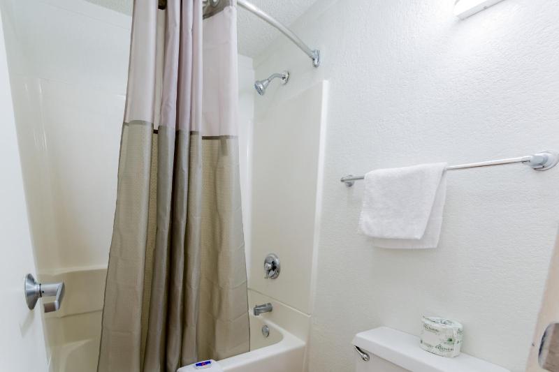 Queen Room with Two Queen Beds - Non-Smoking image 4
