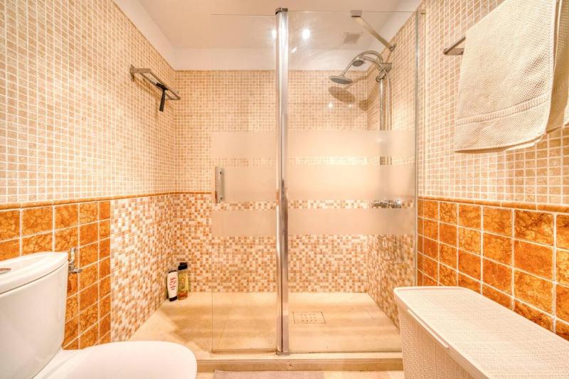 Wonderful 2 bedroom apartment - image 19