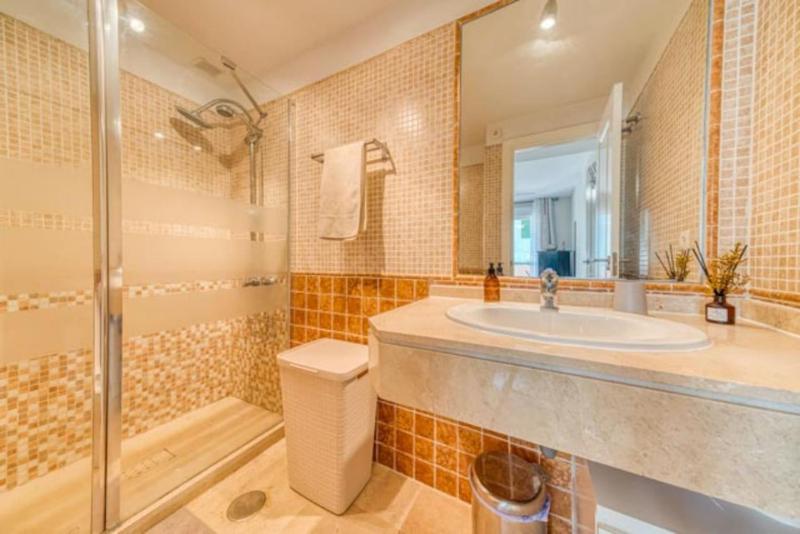Wonderful 2 bedroom apartment - image 12