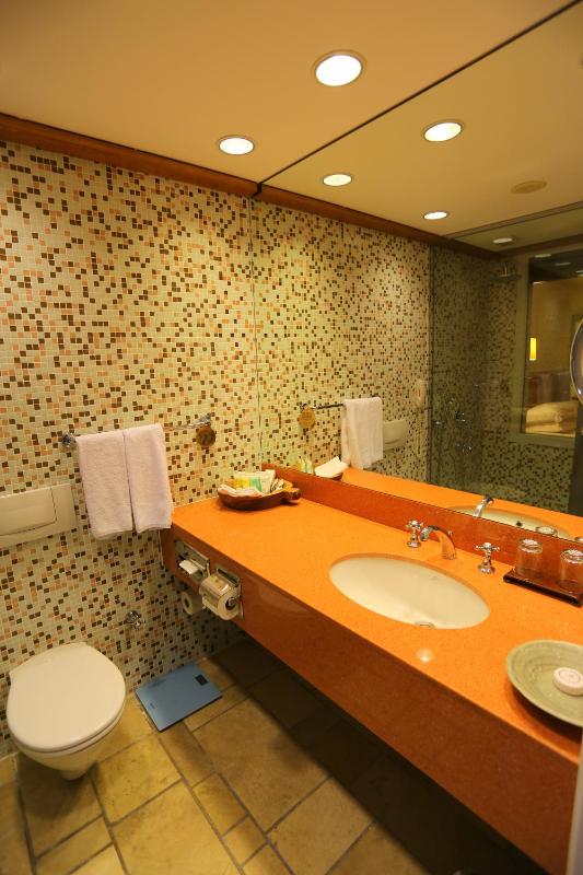 Corner Suite with Sea View image 1