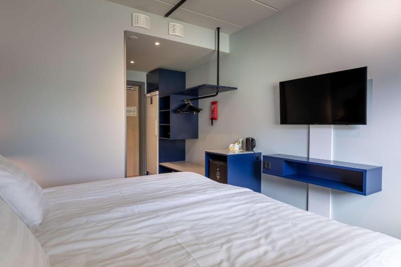 Twin Room image 4