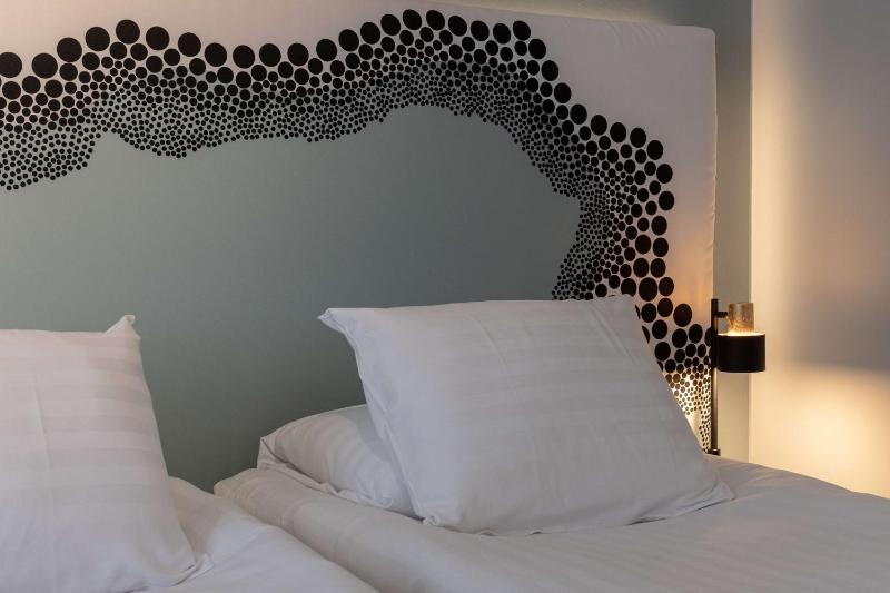 Twin Room image 3