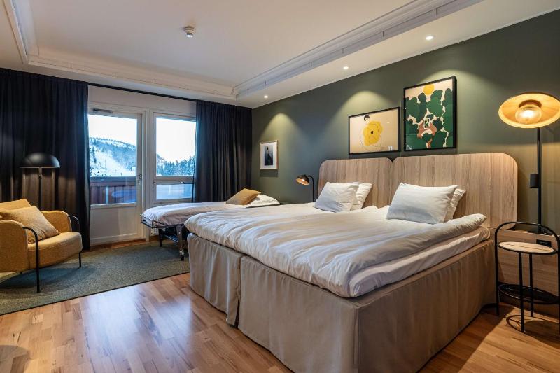 Superior Twin Room image 3