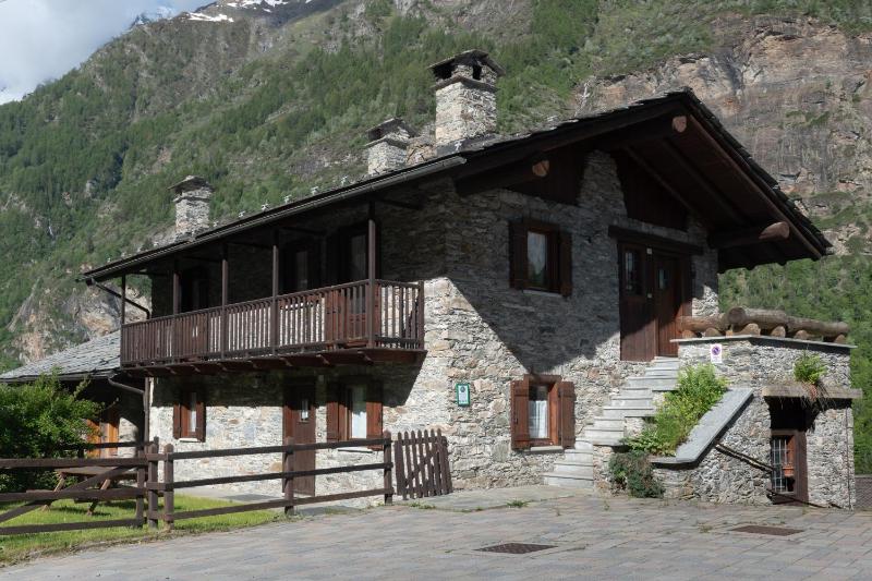 Two-Bedroom Apartment with Valley View (6 Adults) image 3