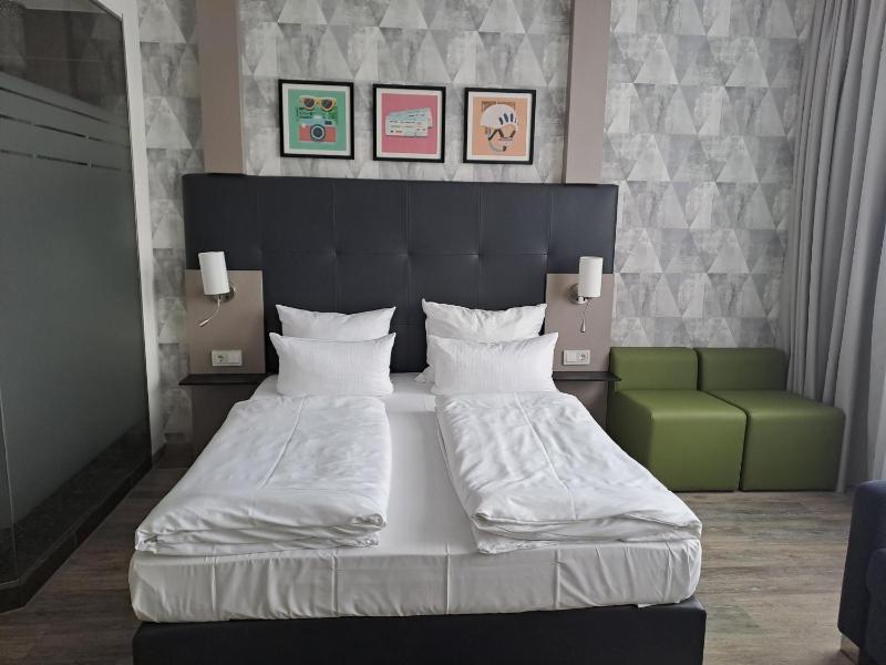 Premium Queen Room image 1