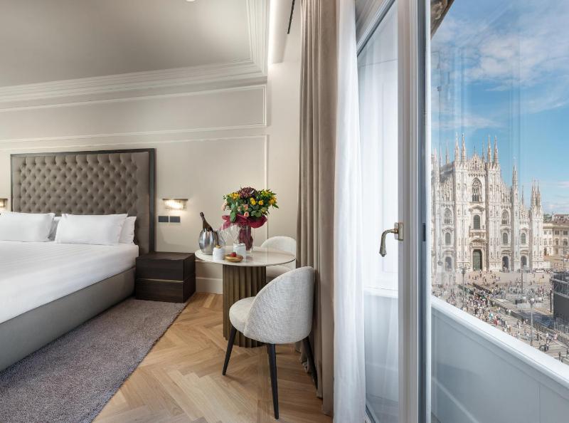 Junior Suite with Duomo Cathedral View image 2