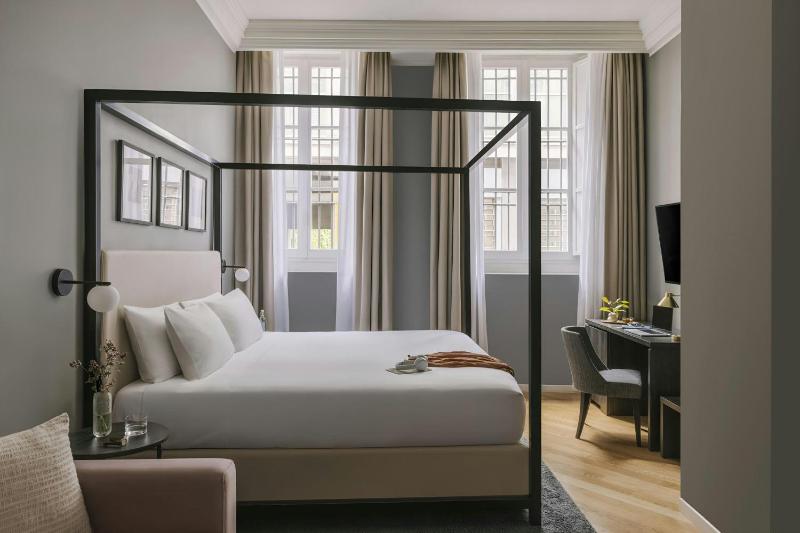 King Room with Sofa Bed image 1