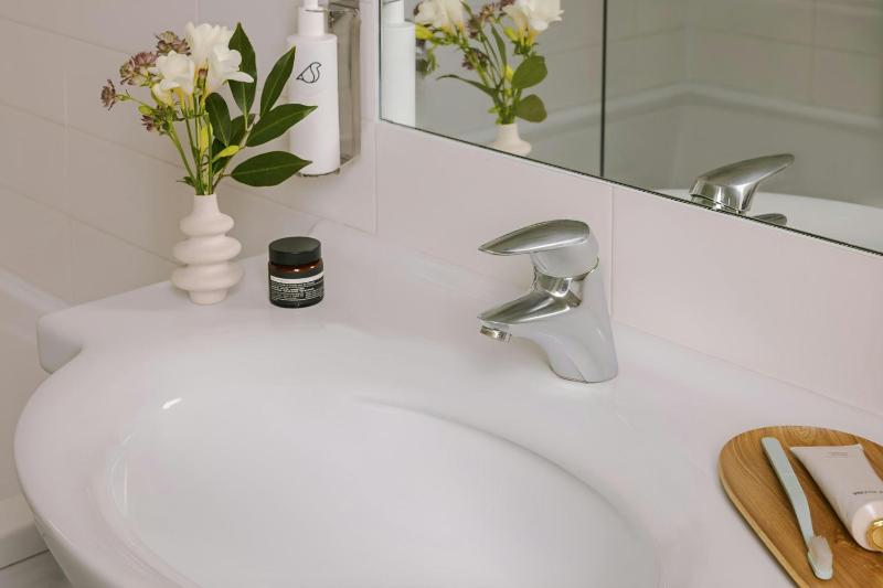 Superior King Room with Sofa Bed image 3