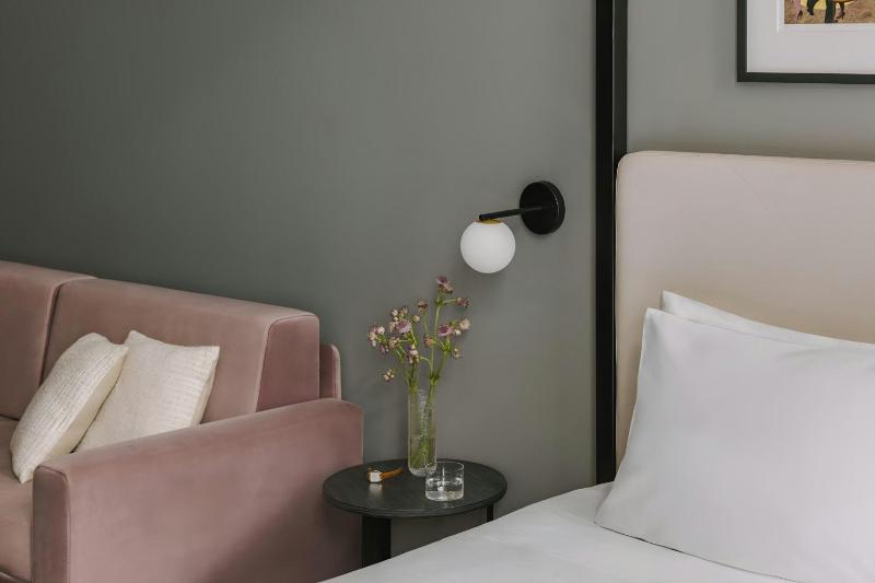 King Room with Sofa Bed image 4