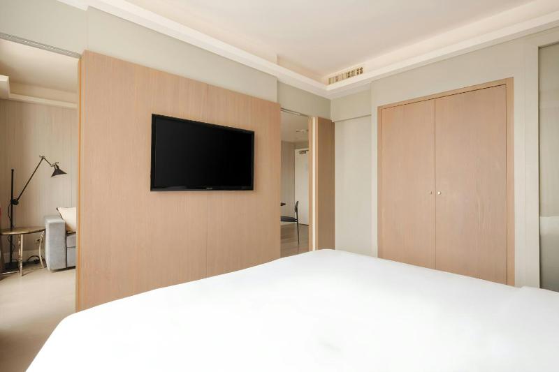 King Suite with Sofa Bed image 4