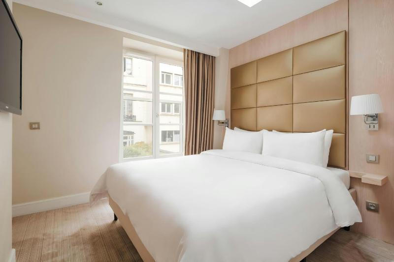 Suite with Queen Bed and Sofa Bed image 4