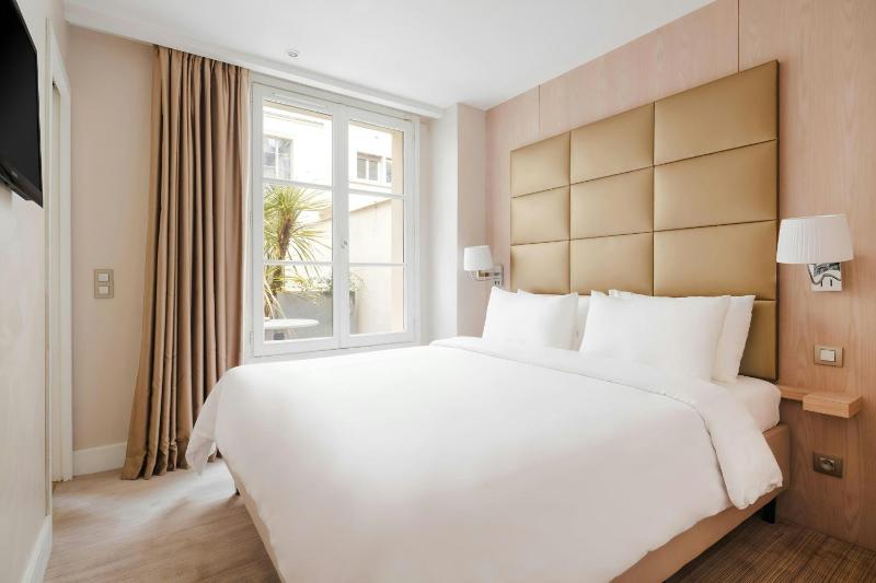 Suite with Queen Bed, Sofa Bed and Terrace image 1