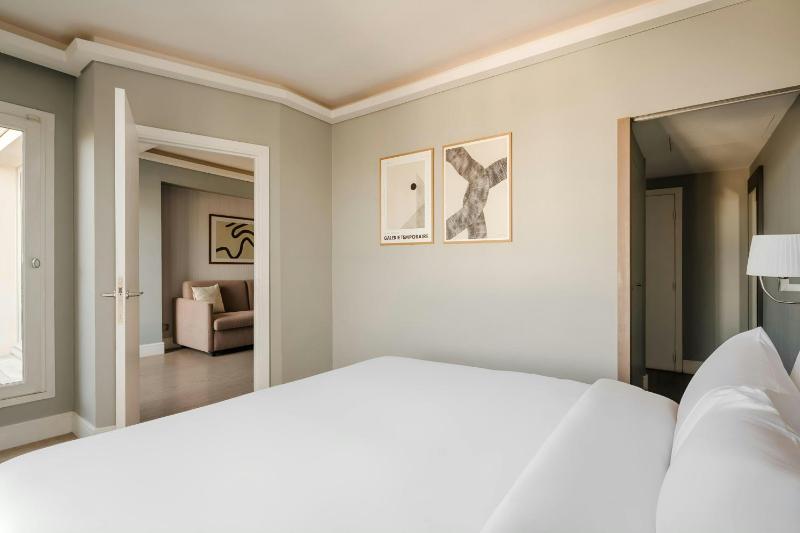 Suite with King Bed, Sofa Bed and Terrace image 4