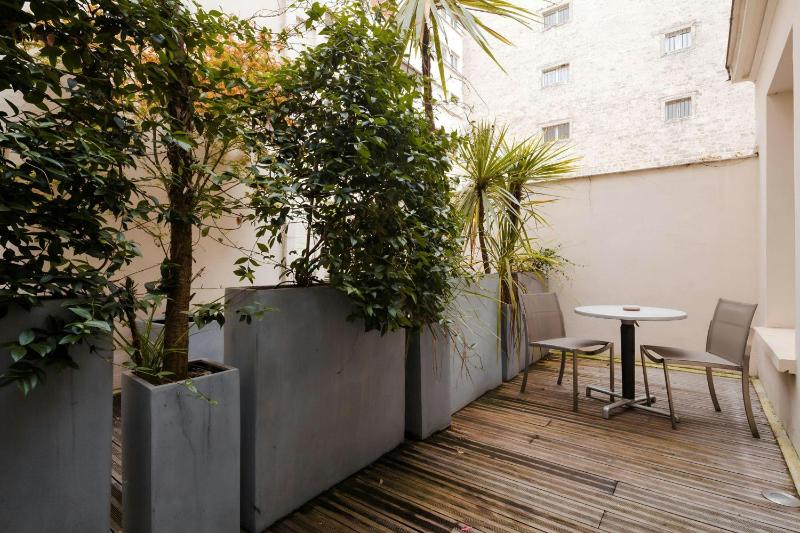 Suite with Queen Bed, Sofa Bed and Terrace image 2