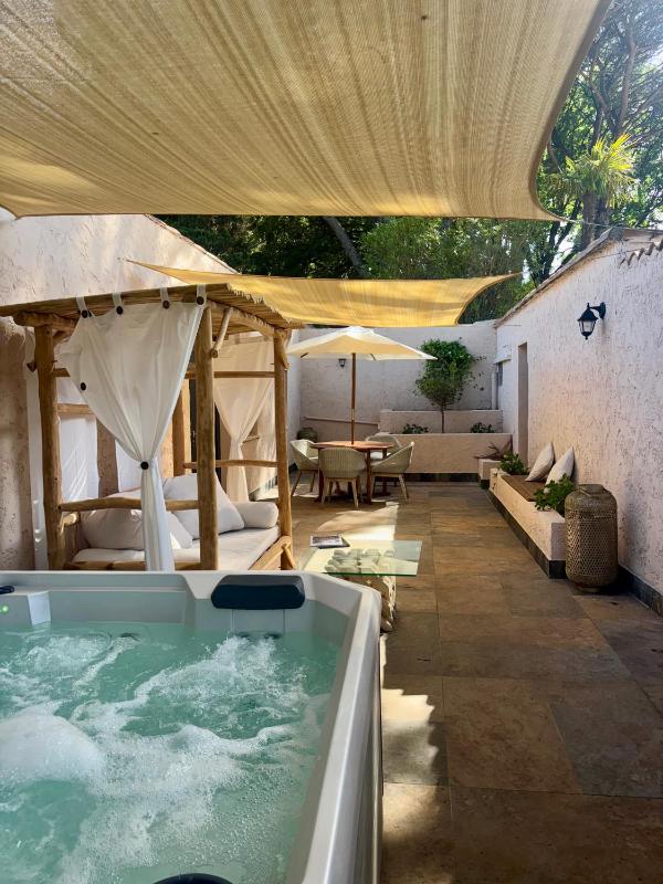 Suite with Hot Tub image 1