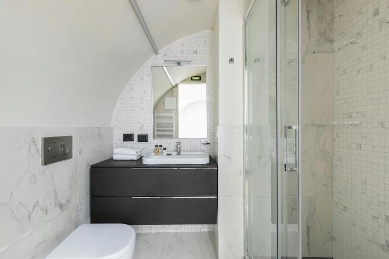 One-Bedroom Spacious Lofted Apartment image 2