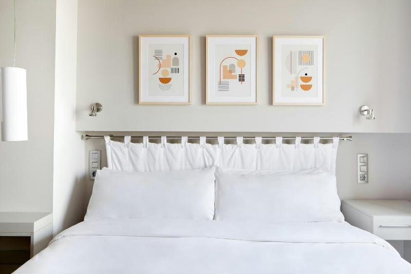 Superior King Room with Sofa Bed image 4