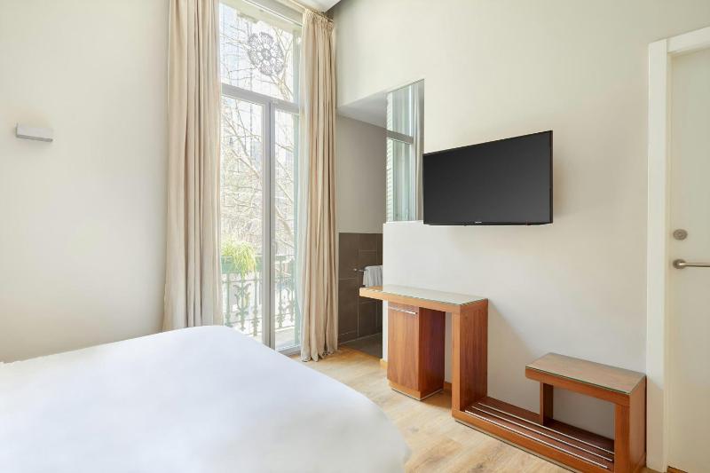 Queen Room with Balcony image 4