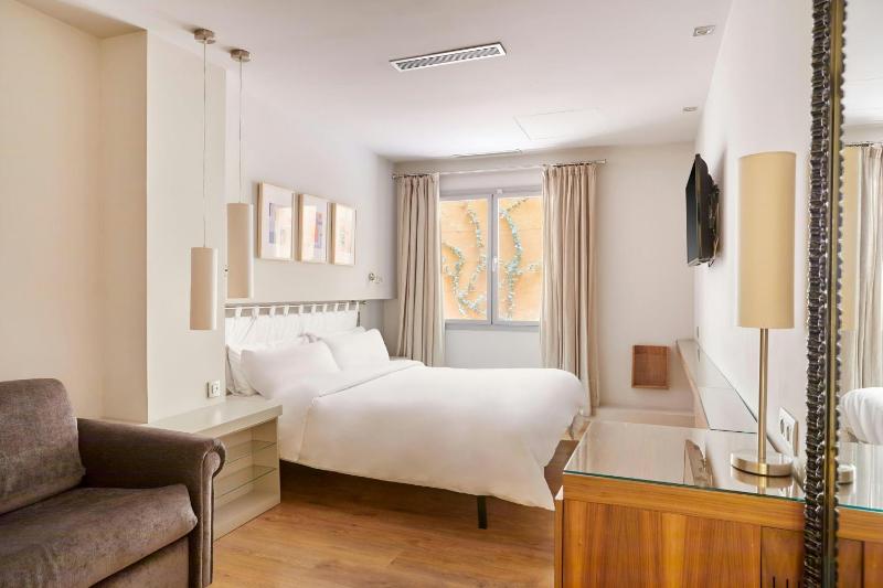 King Room with Sofa Bed image 1