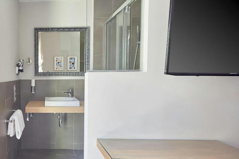 Queen Room with Balcony image 3