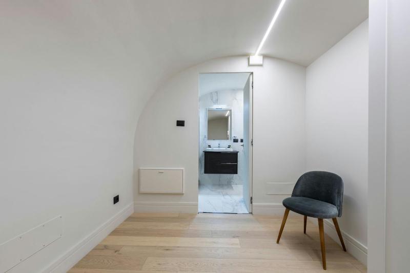 One-Bedroom Lofted Apartment with Queen Bed and Sofa Bed image 4