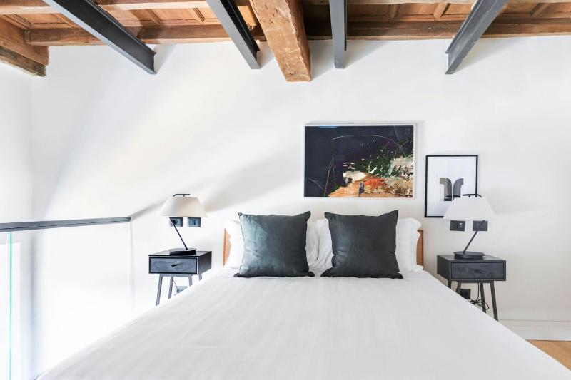 One-Bedroom Lofted Apartment with Queen Bed and Terrace image 1