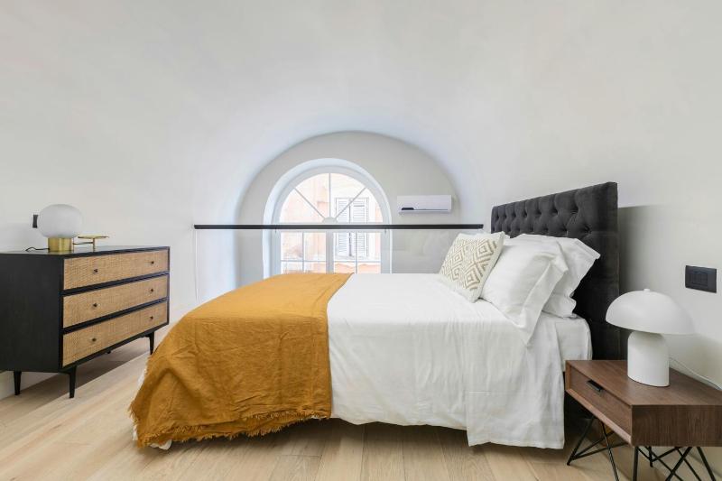 One-Bedroom Spacious Lofted Apartment image 4