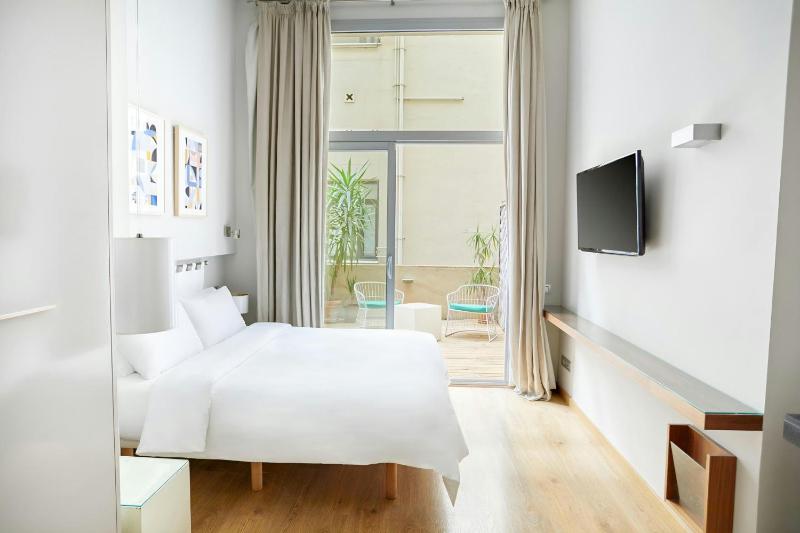 Queen Room with Terrace image 1