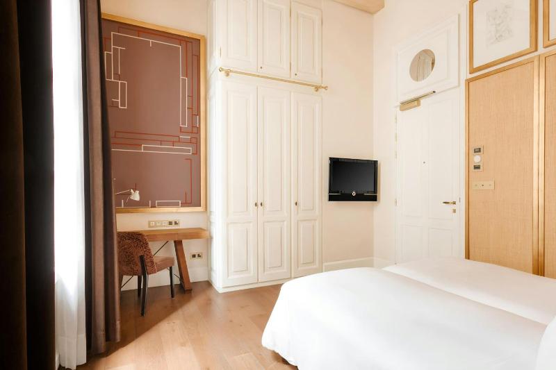 Twin Room with Juliet Balcony image 4