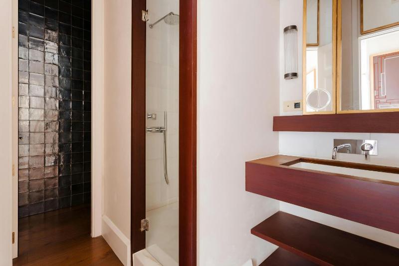 Twin Room with Juliet Balcony image 2