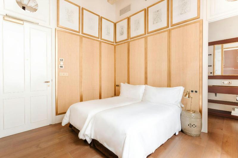 Twin Room with Juliet Balcony image 1