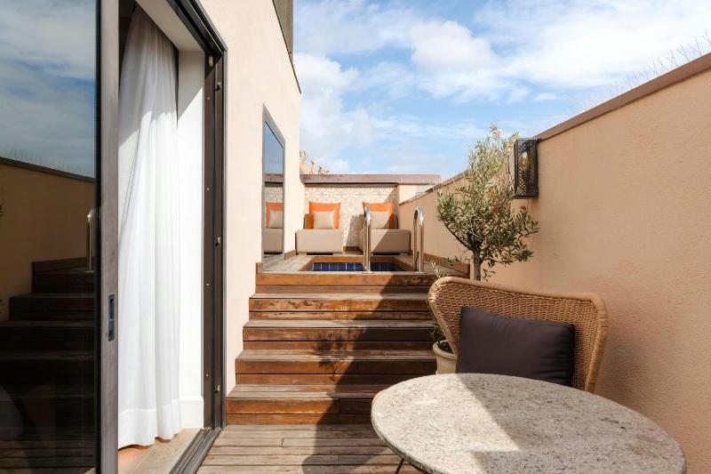 Superior King Room with Private Pool and Terrace image 3