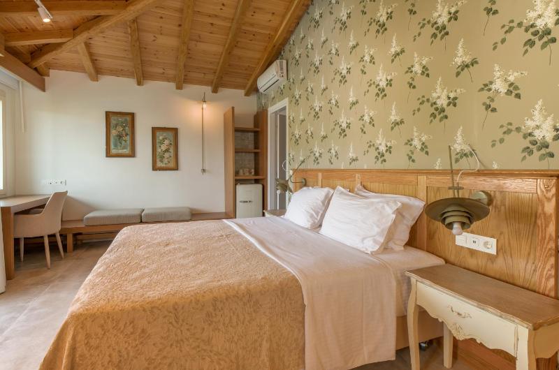Suite with Sea View image 3