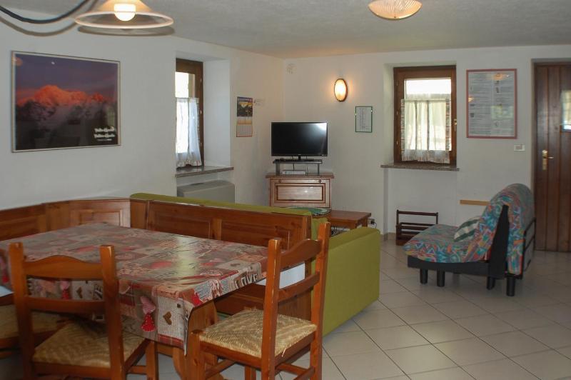 Two-Bedroom Apartment with Garden View image 2