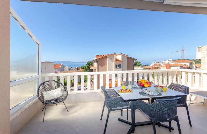 Studio with Terrace image 4