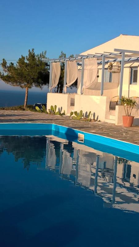 One-Bedroom Bungalow with Sea View image 1