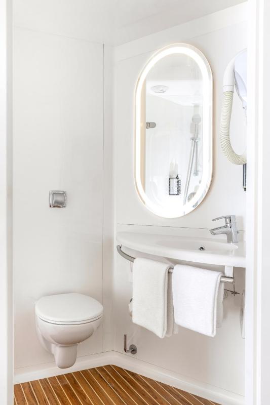 Standard Twin Room image 3