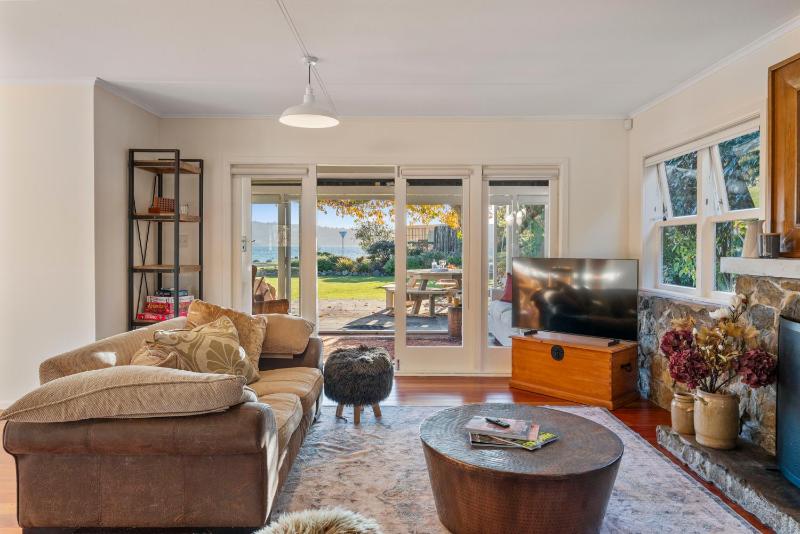 Waterside Bliss - Taupo Holiday Home - image 17
