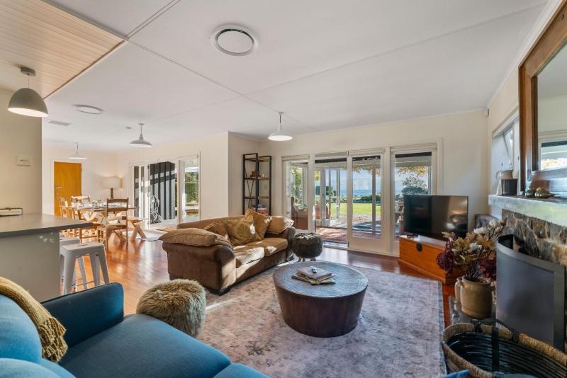 Waterside Bliss - Taupo Holiday Home - image 11