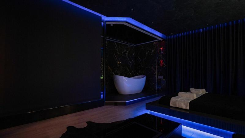 446 Black Suite Luxury - image 3