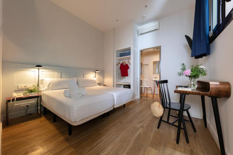 Standard Twin Room image 1