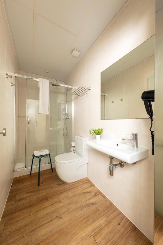 Twin Room with Balcony image 4