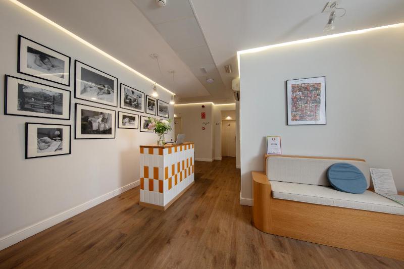 Standard Twin Room image 3