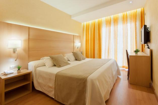 Double Room with Sea View image 4