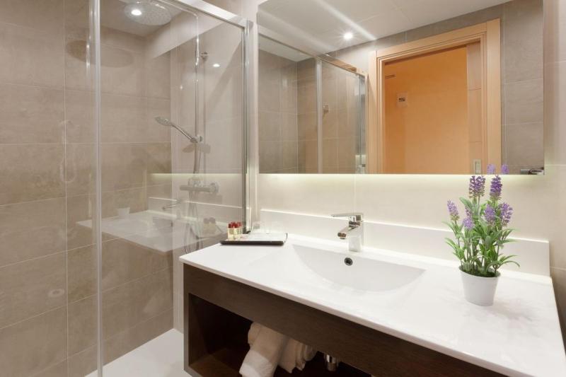 Triple Room with Sea View image 4