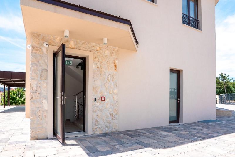 Studio with Balcony image 2
