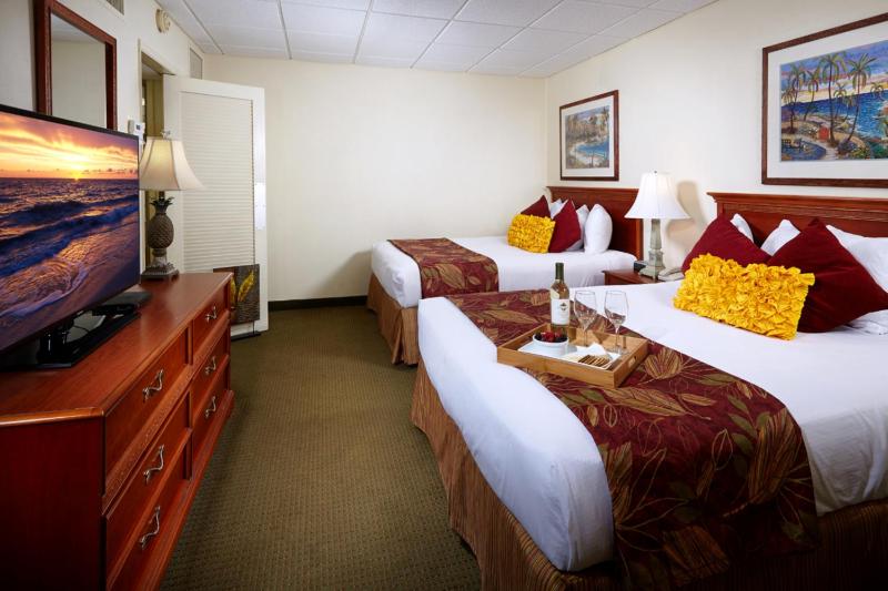 Queen Suite Two Queen Beds and Sofa Bed image 4