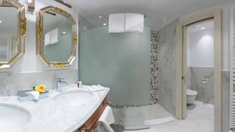 Deluxe Double Room with Balcony and Sea View image 1